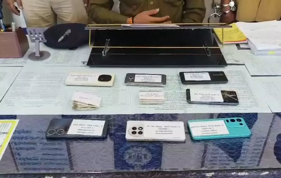 Khandwa: जीआरपी ने पकड़ा शातिर ट्रेन चोर, 3 लाख का माल जब्त Khandwa: जीआरपी ने पकड़ा शातिर ट्रेन चोर, 3 लाख का माल जब्त