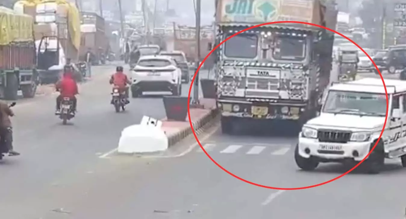 दर्दनाक सड़क हादसे का CCTV फुटेज सामने आया, भारी-भरकम ट्रक बोलेरो के ऊपर पलटी दर्दनाक सड़क हादसे का CCTV फुटेज सामने आया, भारी-भरकम ट्रक बोलेरो के ऊपर पलटी