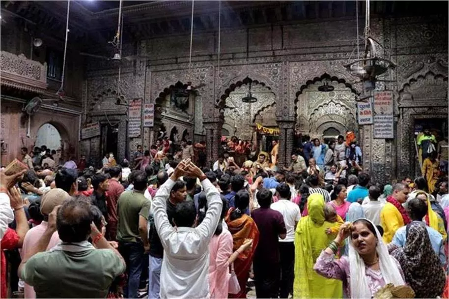 Vrindavan crowd: बांके बिहारी मंदिर की चेतावनी, 5 जनवरी तक वृंदावन न आने का अनुरोध Vrindavan crowd: बांके बिहारी मंदिर की चेतावनी, 5 जनवरी तक वृंदावन न आने का अनुरोध