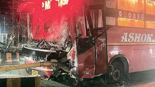 Indore : बस ट्रैफिक सिग्नल से टकराई, 35 यात्रियों ने बाल-बाल बचाई जान Indore : बस ट्रैफिक सिग्नल से टकराई, 35 यात्रियों ने बाल-बाल बचाई जान
