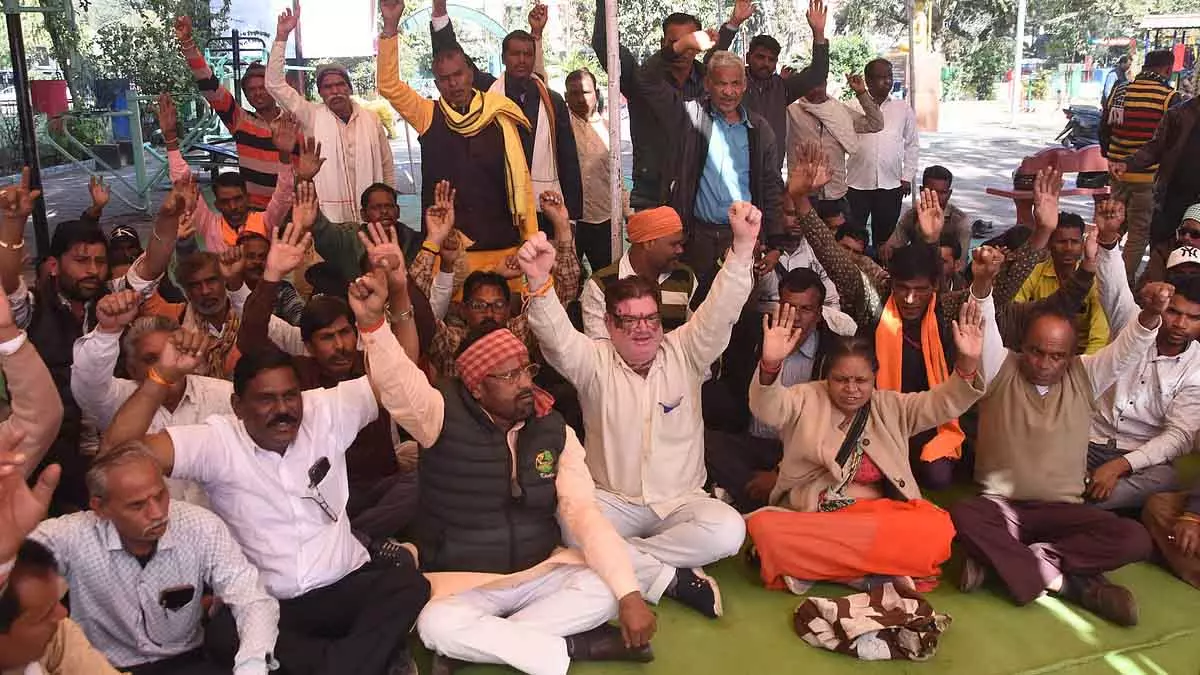 Indore : शिक्षाकर्मियों और संविदा शिक्षकों ने नए छुट्टी नियमों का विरोध किया Indore : शिक्षाकर्मियों और संविदा शिक्षकों ने नए छुट्टी नियमों का विरोध किया