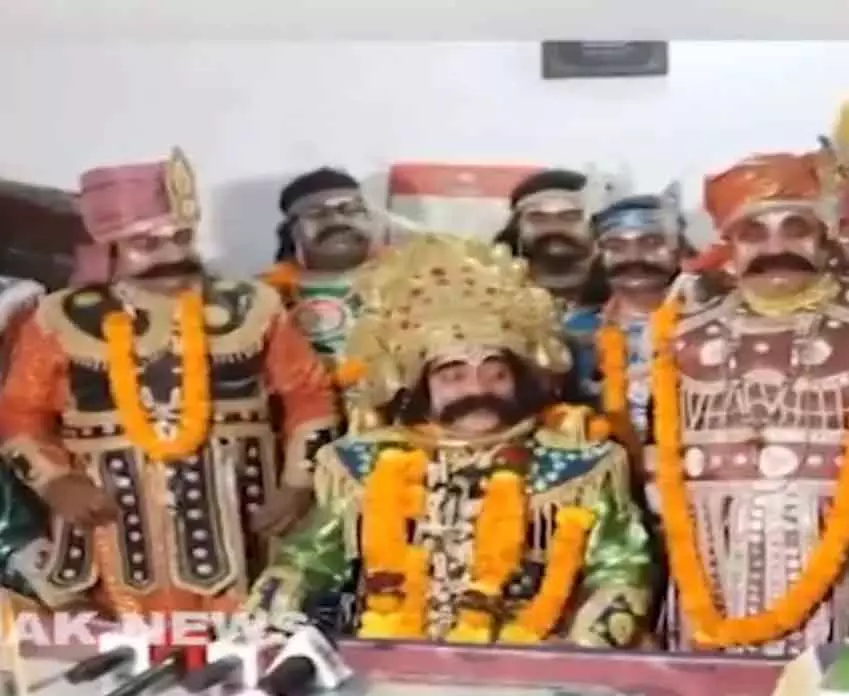 Dhanu Jatra : कंस महाराज ने बरगढ़ बस स्टैंड पर खराब सफाई के लिए परिवहन विभाग पर ‘जुर्माना’ लगाया Dhanu Jatra : कंस महाराज ने बरगढ़ बस स्टैंड पर खराब सफाई के लिए परिवहन विभाग पर ‘जुर्माना’ लगाया