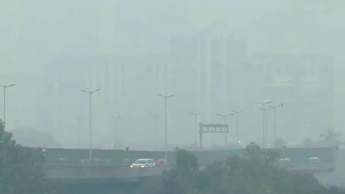 Mumbai : शहर में सुबह आसमान साफ है, लेकिन हवा की क्वालिटी खराब होने से स्मॉग जल्दी ही छा जाता है Mumbai : शहर में सुबह आसमान साफ है, लेकिन हवा की क्वालिटी खराब होने से स्मॉग जल्दी ही छा जाता है