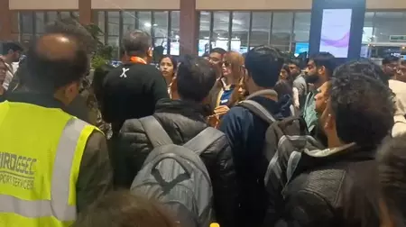 घने कोहरे के कारण फ्लाइट ऑपरेशन बुरी तरह प्रभावित, यात्रियों के लिए एडवाइजरी जारी घने कोहरे के कारण फ्लाइट ऑपरेशन बुरी तरह प्रभावित, यात्रियों के लिए एडवाइजरी जारी