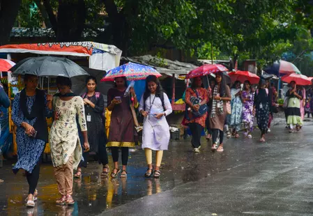 तमिलनाडु में अगले तीन दिनों तक बारिश की संभावना, मछुआरों को समुद्र में न जाने की चेतावनी तमिलनाडु में अगले तीन दिनों तक बारिश की संभावना, मछुआरों को समुद्र में न जाने की चेतावनी
