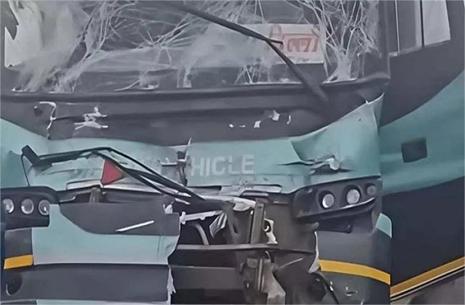 Himachal Accident:वोल्वो बस दुर्घटनाग्रस्त, ड्राइवर-कंडक्टर समेत यात्री घायल Himachal Accident:वोल्वो बस दुर्घटनाग्रस्त, ड्राइवर-कंडक्टर समेत यात्री घायल