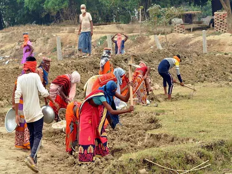 SBI report: VBGRAMG एक्ट से 60:40 फंडिंग शिफ्ट के बावजूद 17,000 करोड़ रुपये का नेट फायदा SBI report: VBGRAMG एक्ट से 60:40 फंडिंग शिफ्ट के बावजूद 17,000 करोड़ रुपये का नेट फायदा