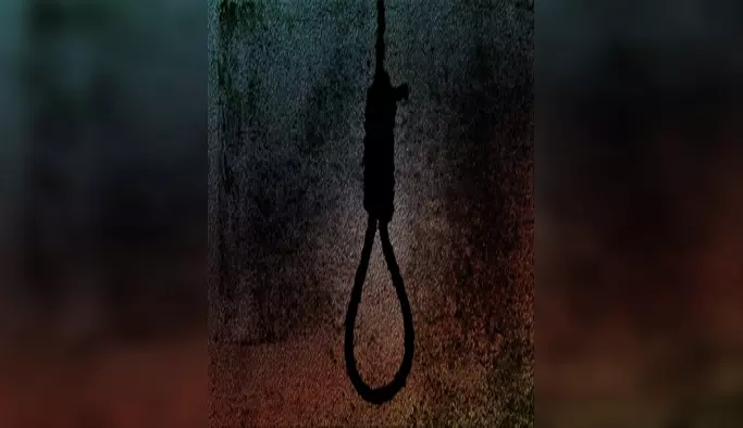 घरेलू विवाद: पति ने पत्नी को चाकू मारकर की हत्या, फिर खुद लगाई फांसी घरेलू विवाद: पति ने पत्नी को चाकू मारकर की हत्या, फिर खुद लगाई फांसी