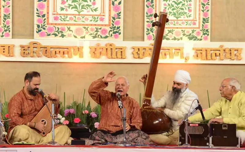 Punjab: भारतीय-कर्नाटक बांसुरी, बनारस, जयपुर-अतरौली घराने की गायकी ने दर्शकों को मंत्रमुग्ध कर दिया Punjab: भारतीय-कर्नाटक बांसुरी, बनारस, जयपुर-अतरौली घराने की गायकी ने दर्शकों को मंत्रमुग्ध कर दिया