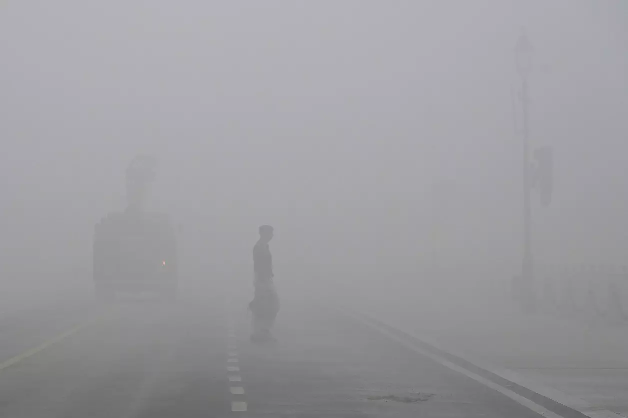 Delhi एयरपोर्ट पर 128 फ्लाइट्स कैंसिल,देश के कई हिस्सों में ट्रेनें लेट Delhi एयरपोर्ट पर 128 फ्लाइट्स कैंसिल,देश के कई हिस्सों में ट्रेनें लेट