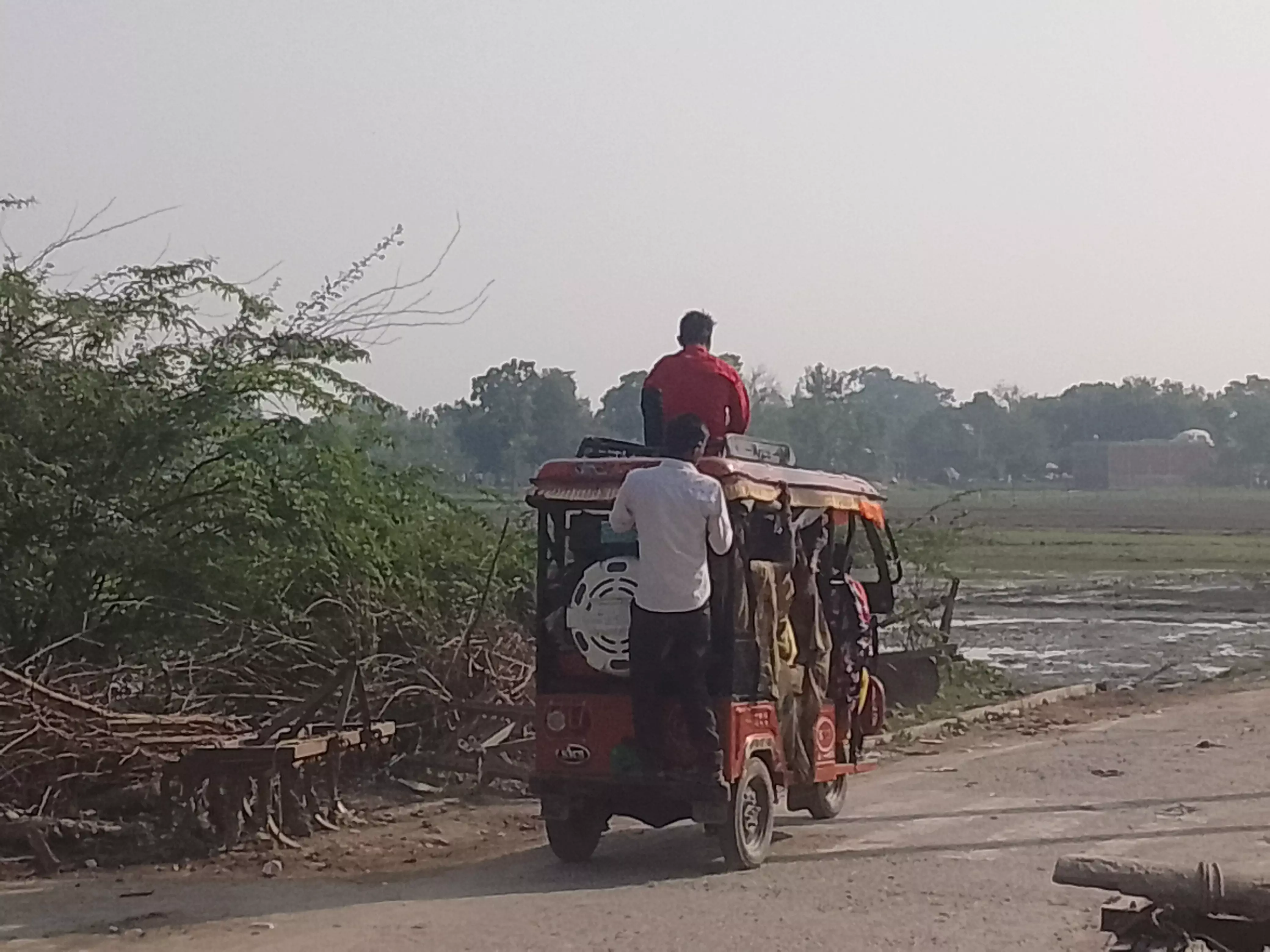 Farrukhabad: ट्रैफिक नियमों के उल्लंघन पर हुई सख्त कार्रवाई Farrukhabad: ट्रैफिक नियमों के उल्लंघन पर हुई सख्त कार्रवाई