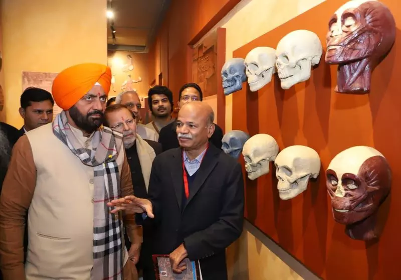 Haryana : खंभात के कारीगरों ने राखीगढ़ी में 5,000 साल पुराने हड़प्पाकालीन मनकों की कड़ी को फिर से बनाया Haryana : खंभात के कारीगरों ने राखीगढ़ी में 5,000 साल पुराने हड़प्पाकालीन मनकों की कड़ी को फिर से बनाया