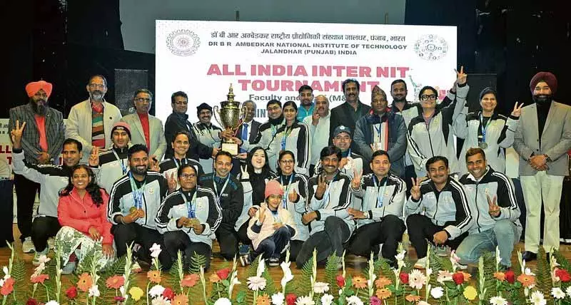 जालंधर में All-इंडिया इंटर-NIT फैकल्टी और स्टाफ टूर्नामेंट खत्म हुआ जालंधर में All-इंडिया इंटर-NIT फैकल्टी और स्टाफ टूर्नामेंट खत्म हुआ