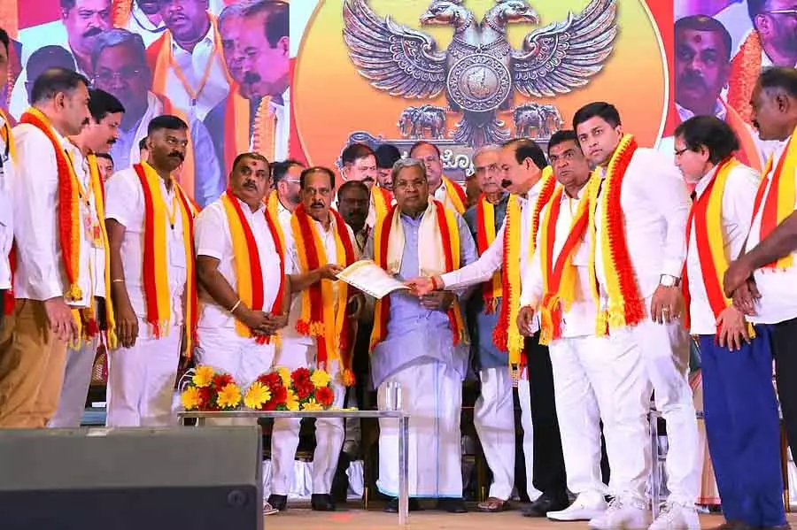 बाइलिंगुअल पॉलिसी: कैबिनेट में चर्चा के बाद लिया जाएगा फैसला; CM ने वादा किया बाइलिंगुअल पॉलिसी: कैबिनेट में चर्चा के बाद लिया जाएगा फैसला; CM ने वादा किया