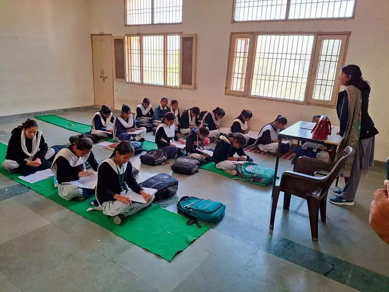 Fatehabad में 4.3 करोड़ रुपये के पीएम श्री स्कूल में डेस्क, बेंच नहीं Fatehabad में 4.3 करोड़ रुपये के पीएम श्री स्कूल में डेस्क, बेंच नहीं
