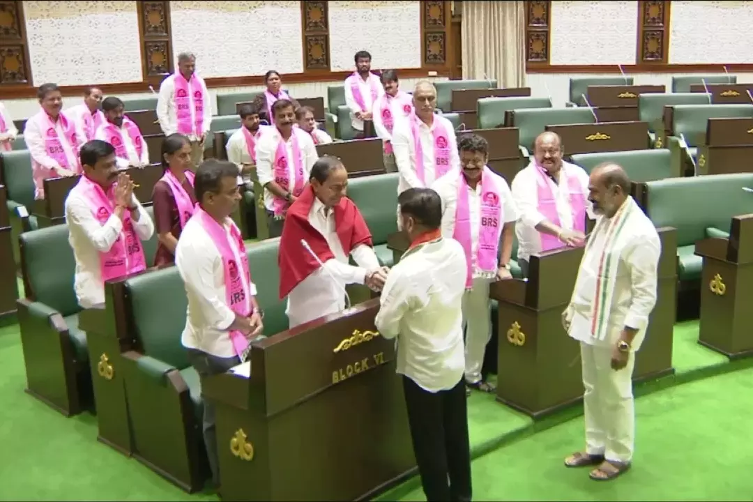 Telangana: तीखी नोकझोंक के बीच रेवंत रेड्डी ने KCR से हाथ मिलाया Telangana: तीखी नोकझोंक के बीच रेवंत रेड्डी ने KCR से हाथ मिलाया