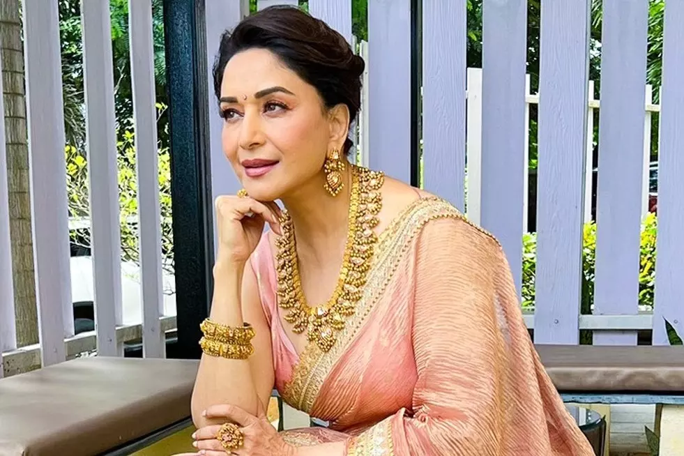 Madhuri Dixit ने धर्मेंद्र संग जूनियर की तरह काम करने की याद साझा की Madhuri Dixit ने धर्मेंद्र संग जूनियर की तरह काम करने की याद साझा की