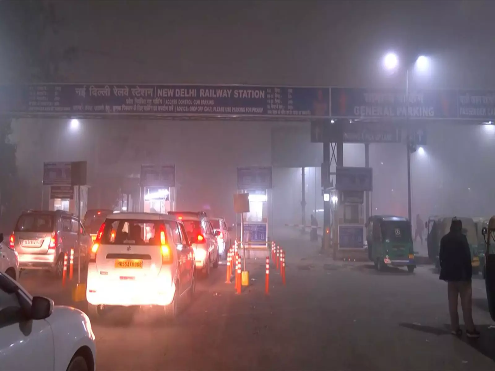 दिल्ली में घने कोहरे से रेलवे ट्रेनों में देरी, यात्रियों ने शिकायत की दिल्ली में घने कोहरे से रेलवे ट्रेनों में देरी, यात्रियों ने शिकायत की