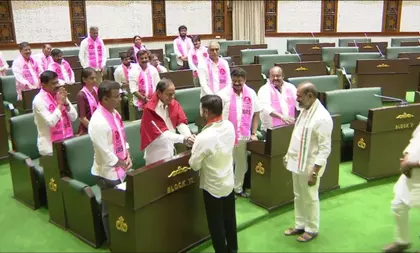 शब्दों की तीखी जंग के बीच, रेवंत रेड्डी ने KCR से हाथ मिलाया शब्दों की तीखी जंग के बीच, रेवंत रेड्डी ने KCR से हाथ मिलाया