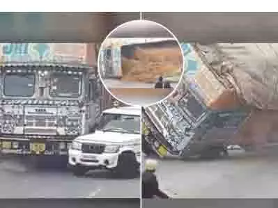 Uttar प्रदेश: रामपुर में ओवरलोडेड लॉरी डिवाइडर से टकराकर कार पर पलट गई Uttar प्रदेश: रामपुर में ओवरलोडेड लॉरी डिवाइडर से टकराकर कार पर पलट गई