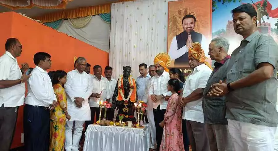 शिक्षा को ज़्यादा प्राथमिकता दें: Minister Santosh Lad शिक्षा को ज़्यादा प्राथमिकता दें: Minister Santosh Lad