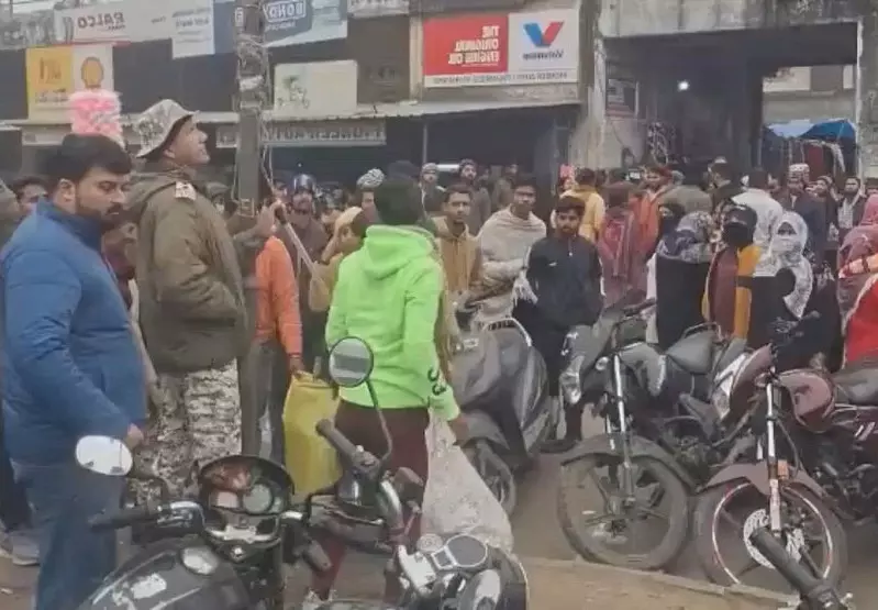 Bareilly: संडे बाजार में नियम तोड़ने वालों पर कार्रवाई Bareilly: संडे बाजार में नियम तोड़ने वालों पर कार्रवाई