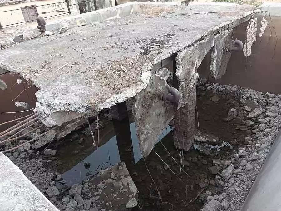 पानी की टंकी की मरम्मत के काम में देरी: पानी के लिए लोगों का संघर्ष पानी की टंकी की मरम्मत के काम में देरी: पानी के लिए लोगों का संघर्ष