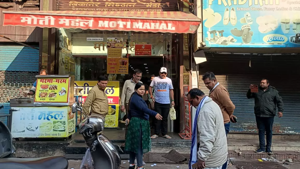 मोती महल पर रायपुर निगम ने लगाया 10 हजार रुपये जुर्माना मोती महल पर रायपुर निगम ने लगाया 10 हजार रुपये जुर्माना
