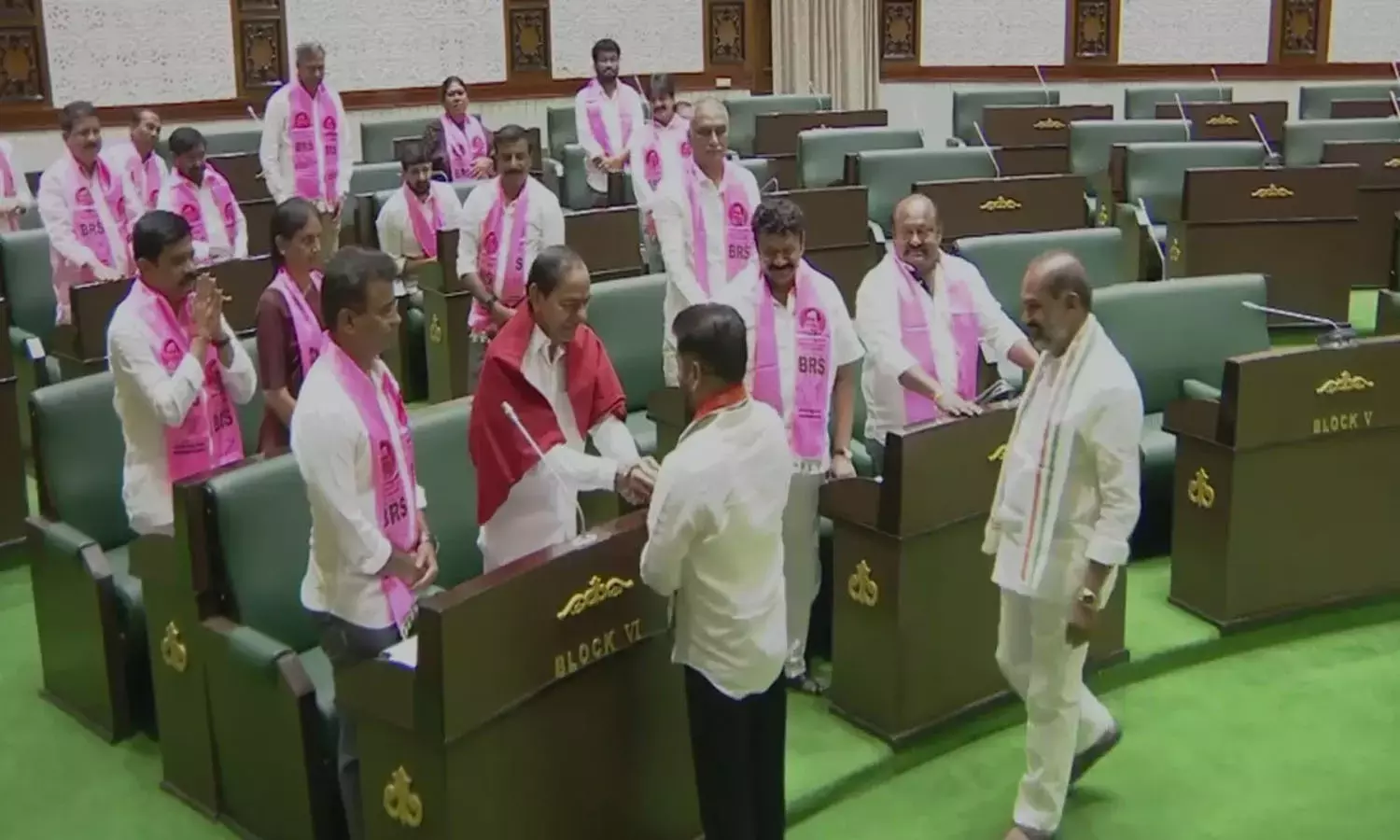 मुख्यमंत्री रेवंत रेड्डी ने विधानसभा में KCR का अभिवादन किया मुख्यमंत्री रेवंत रेड्डी ने विधानसभा में KCR का अभिवादन किया