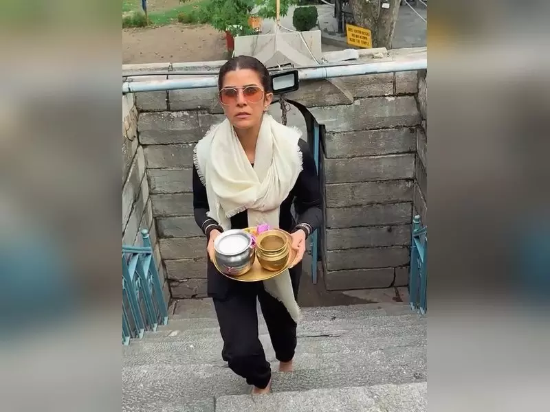 Nimrat कौर ने शंकराचार्य मंदिर जाकर आध्यात्मिक अंदाज़ में साल का अंत किया Nimrat कौर ने शंकराचार्य मंदिर जाकर आध्यात्मिक अंदाज़ में साल का अंत किया