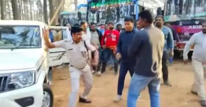 Daringbadi जंगल में पिकनिक मनाने वालों के बीच झड़प पर लाठीचार्ज Daringbadi जंगल में पिकनिक मनाने वालों के बीच झड़प पर लाठीचार्ज