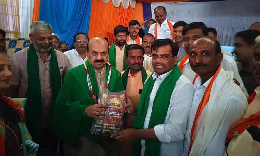 विकास के लिए प्रेरणा मन की बात: MP Basavaraj Bommai विकास के लिए प्रेरणा मन की बात: MP Basavaraj Bommai