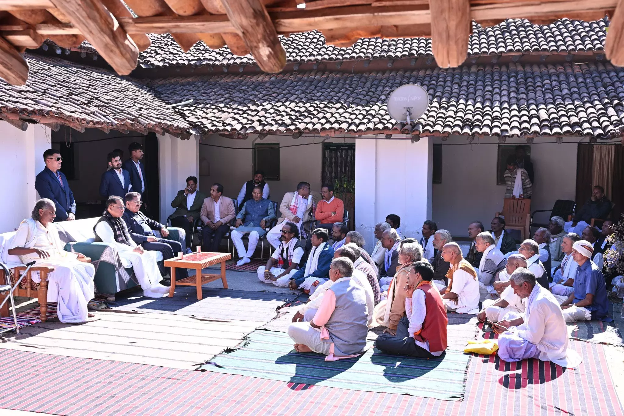 CM साय ने गुरु पीठाधीश्वर संत बभ्रुवाहन सिंह महाराज से लिया आशीर्वाद CM साय ने गुरु पीठाधीश्वर संत बभ्रुवाहन सिंह महाराज से लिया आशीर्वाद