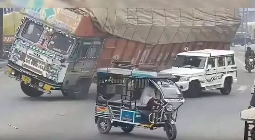 UP में भूसी ले जा रहा ट्रक पलटा, बोलेरो को कुचला UP में भूसी ले जा रहा ट्रक पलटा, बोलेरो को कुचला