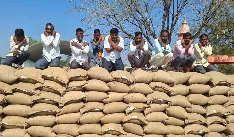 Adilabad जिले के बेला मार्केट यार्ड में किसानों का विरोध प्रदर्शन Adilabad जिले के बेला मार्केट यार्ड में किसानों का विरोध प्रदर्शन