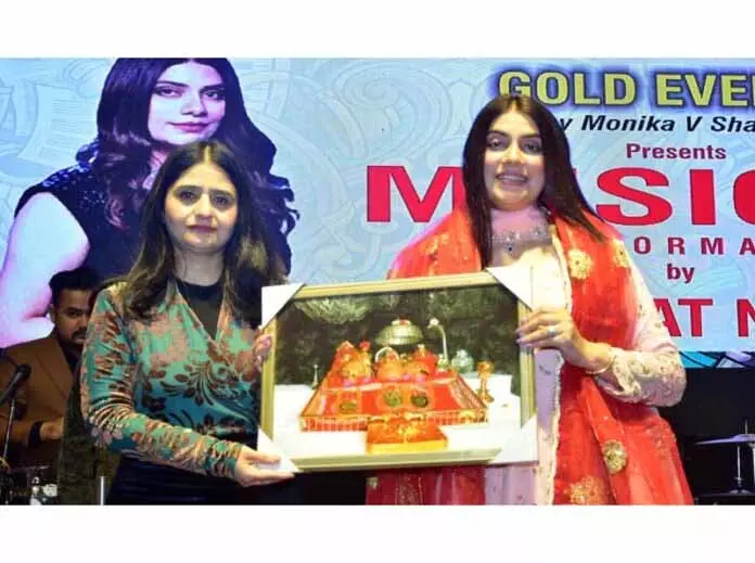 Mannat Noor ने संगीत समारोह में भीड़ को मंत्रमुग्ध कर दिया Mannat Noor ने संगीत समारोह में भीड़ को मंत्रमुग्ध कर दिया