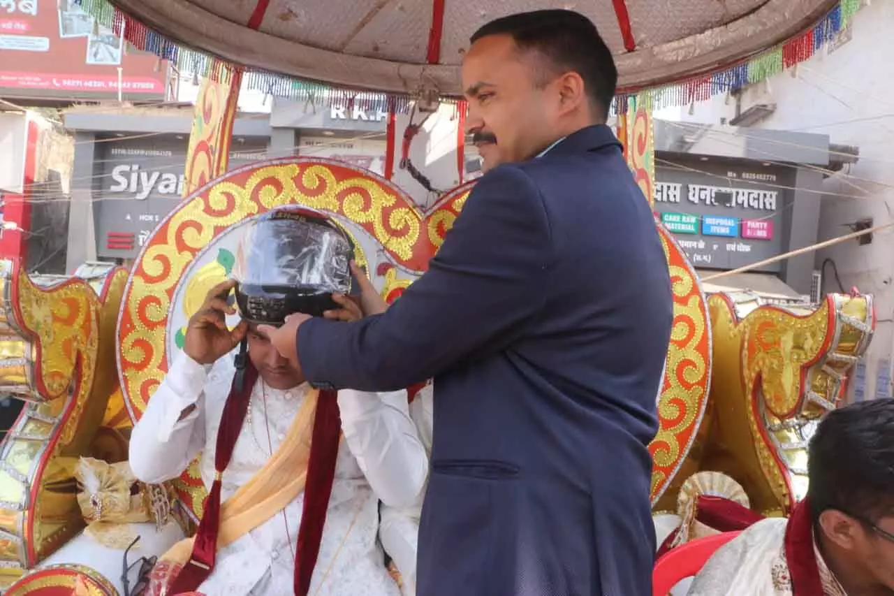 दूल्हा-दुल्हन के सामुहिक विवाह में निकली जागरूकता बारात, धमतरी एसपी ने बांटे हेलमेट दूल्हा-दुल्हन के सामुहिक विवाह में निकली जागरूकता बारात, धमतरी एसपी ने बांटे हेलमेट