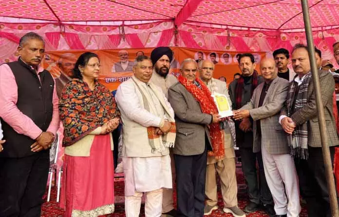 JAMMU: कवि सम्मेलन के ज़रिए वाजपेयी को श्रद्धांजलि दी गई JAMMU: कवि सम्मेलन के ज़रिए वाजपेयी को श्रद्धांजलि दी गई