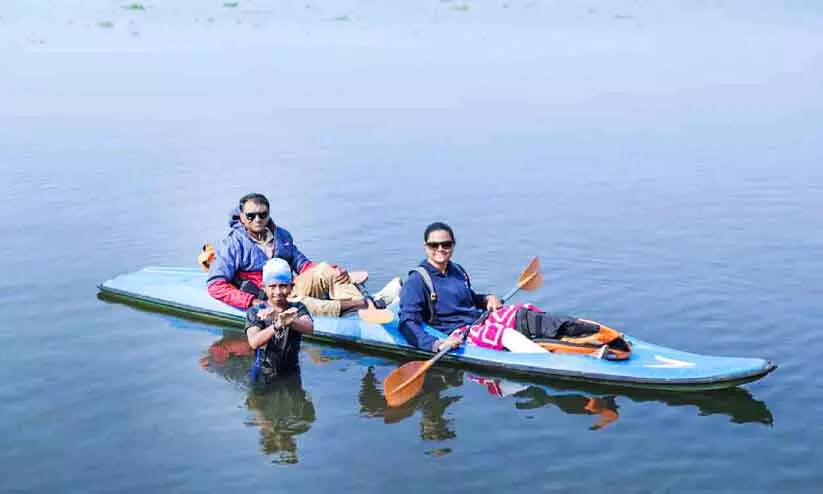 Kerala : सातवीं क्लास के बच्चे ने हाथ बांधकर वेम्बनाड झील में 11 km तैराकी की Kerala : सातवीं क्लास के बच्चे ने हाथ बांधकर वेम्बनाड झील में 11 km तैराकी की