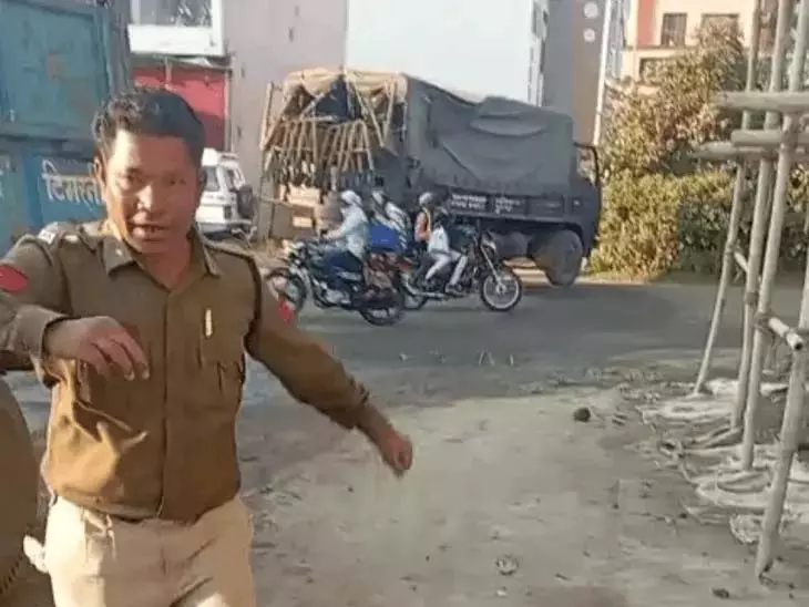 पुलिस वर्दी की गरिमा को शर्मसार करने वाला मामला, पुलिसकर्मी के खिलाफ कानूनी कार्रवाई पुलिस वर्दी की गरिमा को शर्मसार करने वाला मामला, पुलिसकर्मी के खिलाफ कानूनी कार्रवाई