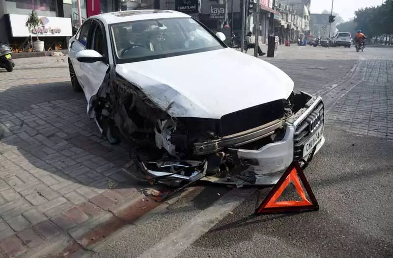 Ludhiana: तेज़ रफ़्तार कार ने प्लाक को नुकसान पहुंचाया Ludhiana: तेज़ रफ़्तार कार ने प्लाक को नुकसान पहुंचाया
