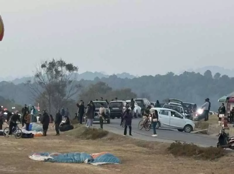 Himachal: बीर बिलिंग में पर्यटकों की भीड़ से सड़कें जाम Himachal: बीर बिलिंग में पर्यटकों की भीड़ से सड़कें जाम
