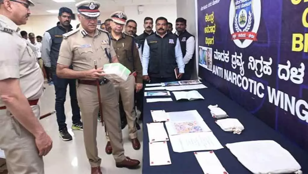 Karnataka : नए साल के जश्न से पहले बेंगलुरु में 2.50 करोड़ के ड्रग्स और कैश ज़ब्त Karnataka : नए साल के जश्न से पहले बेंगलुरु में 2.50 करोड़ के ड्रग्स और कैश ज़ब्त