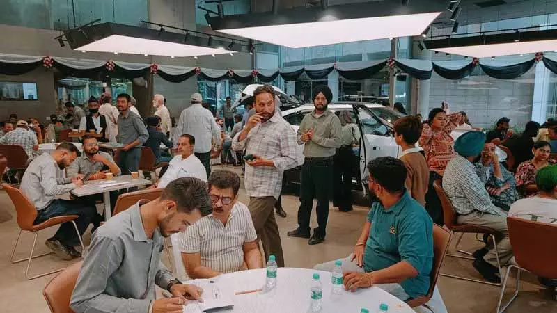 Ludhiana: साल के आखिर में डिस्काउंट से सभी सेगमेंट में कारों की बिक्री में उछाल Ludhiana: साल के आखिर में डिस्काउंट से सभी सेगमेंट में कारों की बिक्री में उछाल