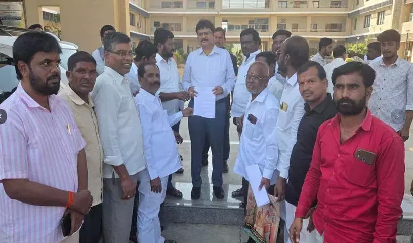 गैर-कानूनी तरीके से मिट्टी हटाने के संबंध में Collector हनुमंथा राव से अनुरोध गैर-कानूनी तरीके से मिट्टी हटाने के संबंध में Collector हनुमंथा राव से अनुरोध