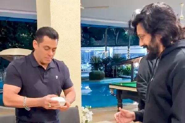 Salman Khan ने रितेश देशमुख को ‘भाऊ ची भेल’ का स्वादिष्ट हिस्सा परोसा Salman Khan ने रितेश देशमुख को ‘भाऊ ची भेल’ का स्वादिष्ट हिस्सा परोसा