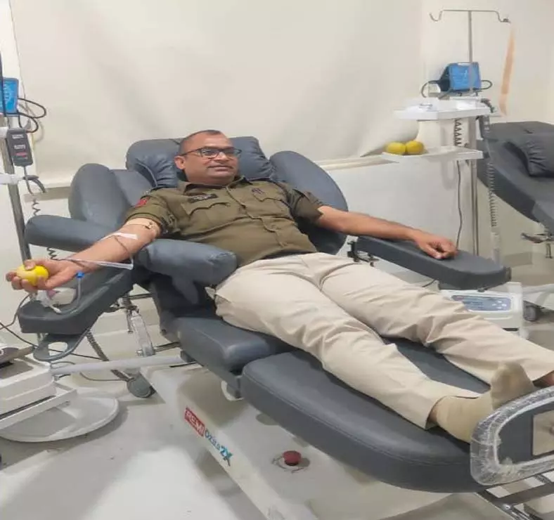 मानवता सबसे बड़ा धर्म: प्रधान आरक्षक यूसुफ खान के रक्तदान से बची घायल युवक की जान मानवता सबसे बड़ा धर्म: प्रधान आरक्षक यूसुफ खान के रक्तदान से बची घायल युवक की जान