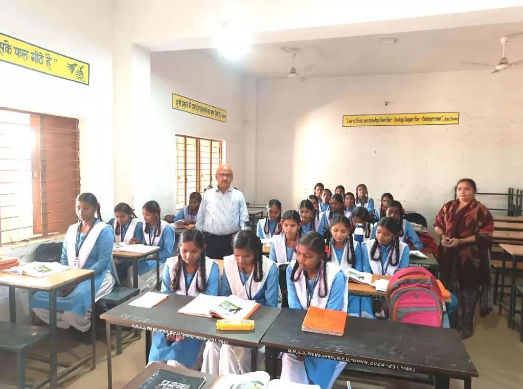 जिला शिक्षा अधिकारी का आकस्मिक निरीक्षण जिला शिक्षा अधिकारी का आकस्मिक निरीक्षण