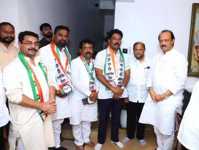पुणे में BJP के उम्मीदवारों ने कैंडिडेट का नाम खारिज होने पर विरोध किया, घंटाघर की ओर बढ़े पुणे में BJP के उम्मीदवारों ने कैंडिडेट का नाम खारिज होने पर विरोध किया, घंटाघर की ओर बढ़े