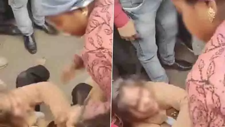Uttar Pradesh में महिला ने सड़क पर पति की गर्लफ्रेंड को पीटा Uttar Pradesh में महिला ने सड़क पर पति की गर्लफ्रेंड को पीटा